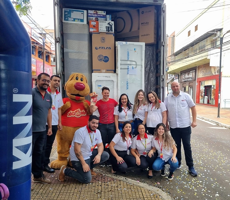 Caminhão de Prêmios da Lojas MM sai para Rolândia
